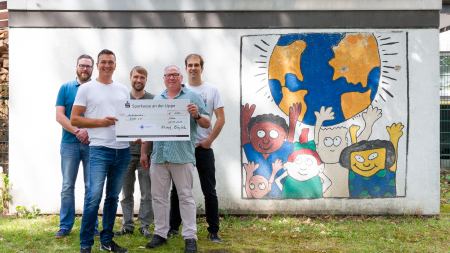 Mitarbeitende vom Multikulturellen Forum und Bodo e.V. zeigen den Spendenscheck