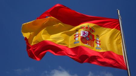 Zu sehen ist die spanische Nationalflagge im Wind.