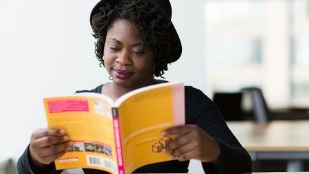 Frau lächelt und liest Buch