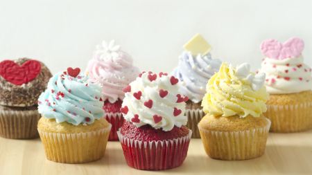 verschiedene bunt verziehrte Cupcakes