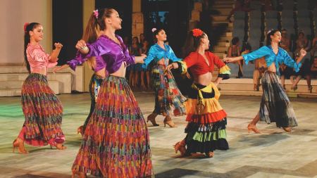 Flamenco Tänzerinnen in traditioneller Kleidung auf der Bühne
