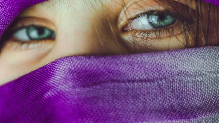 Frau mit grünen Augen und Hijab