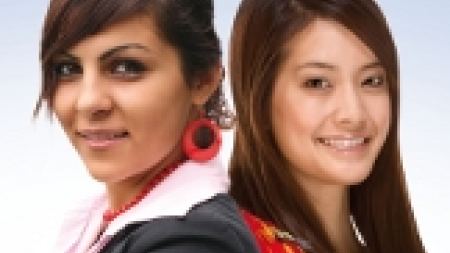 Zwei junge Frauen schauen in die Kamera