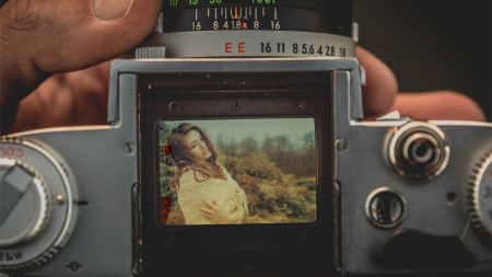 Blick in das Display einer Digitalkamera, die eine Frau portraitiert