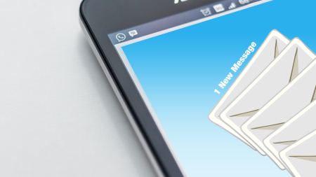 Handydisplay, auf dem das Email-Zeichen abgebildet wird