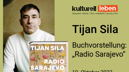 Tijan Sila mit dem Cover seines Romans „Radio Sarajevo“