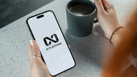 Person hat Smartphone mit KI-App in der linken und eine Kaffeetasse in der rechten Hand