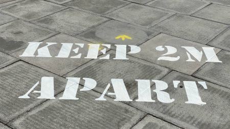 Pflastersteine mit Aufschrift "Keep 2m apart"