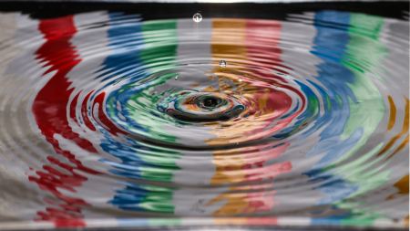 Wassertropenwellen in buntem Wasser