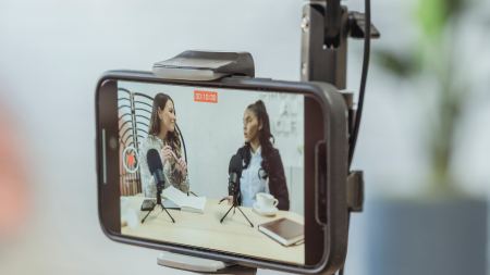 Smartphone in Halterung während Videoaufnahme