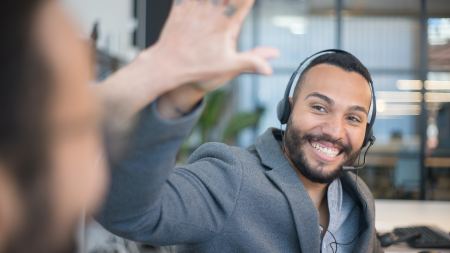 Mann mit Headset gibt nicht sichtbarer Person High Five