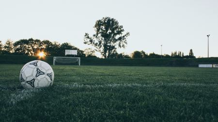 Fußball liegt auf Rasenplatz