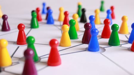 Bunte Spielfiguren netzwerkartig mit Linien verbunden