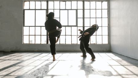 Zwei Personen machen Kampfsport
