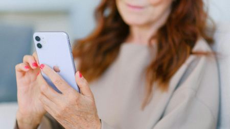 Person hält Smartphone in der Hand