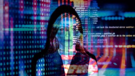 Frau hinter einer Projektion eines Computer-Codes