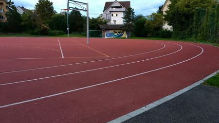 Sportplatz mit Kunststoffbahn