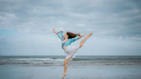 Frau tanz vor dem Meer