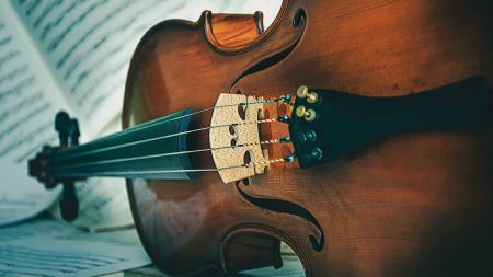 Violine liegt auf Notenheft