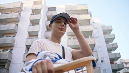 Filmfigur Dimitrij Liebermann vor einem Hochhaus