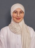 Büşra Çağ - Frau mit hellem Kopftuch und weißem Oberteil lächelt in die Kamera 